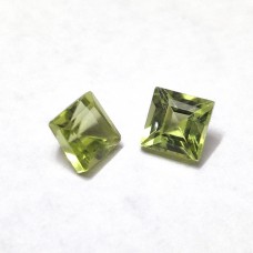 Peridot 4x4mm square facet 0.45 cts